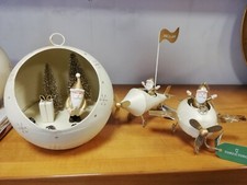 Tris oggetti decorativi in