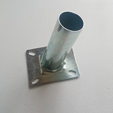 Staffa zincata per proiettore stradale con flangia di fissaggio