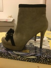 STIVALETTI CON TACCO E FIOCCHI