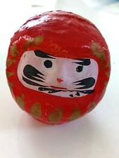 Bambola Daruma rossa 8 cm con