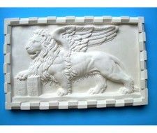 BASSORILIEVO IN CEMENTO BIANCO