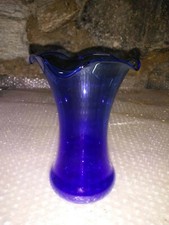 Vecchio vaso in vetro blu 