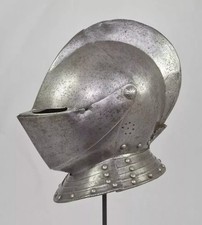 Elmetto medievale vicino
