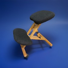 Sedia ergonomica posturale regolabile in legno e Tessuto Nero. Tipo Stokke