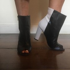 Stivaletto di Pelle Spuntato Bicolore Bianco/Nero