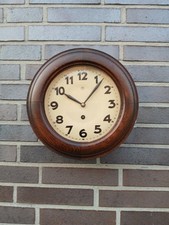 Vecchio orologio da parete a