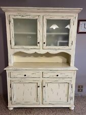 credenza classica in legno con vetrina, colore panna e verde pastello