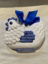 THUN VINTAGE - FORMELLA GALLINA -BIANCO/BLU DA APPENDERE-SCATOLA-CERAMICA