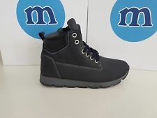 Melania Tronchetto con lacci e