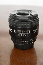 Nikon AF 85/1,8 D + HN-23 lens