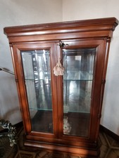 vetrina in legno con ante in