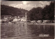 SOLCIO DI LESA   B/N   VIAGGIATA 1959  SPIAGGIA ANIMATA 