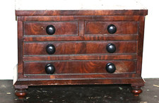 ANTICA CASSETTIERA IN MOGANO IN MINIATURA