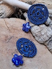 Orecchini uncinetto con fiore in ceramica blu e chiusura acciaio