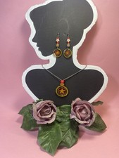 COLLANA CON CIONDOLO E ORECCHINI 'LALABEL" IN RESINA ANIME ANNI 80