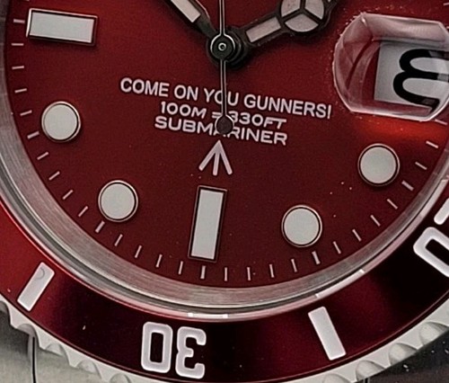 Orologio automatico rosso - , su