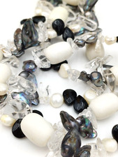 COLLANA LUNGA CON PERLE BAROCCHE NERE , QUARZO , OPALE BIANCO ED ONICE NERO