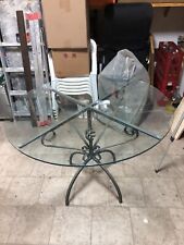 Tavolo rotondo con piano in cristallo e ferro battuto, Ø 130, anni '80