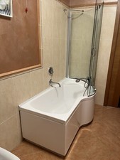 Vasca da bagno con doccia integrata come nuova compresa di rubinetteria GS. 