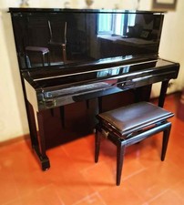 pianoforte verticale Yamaha acustico, 3 pedali, base con ruote, nero lucido.