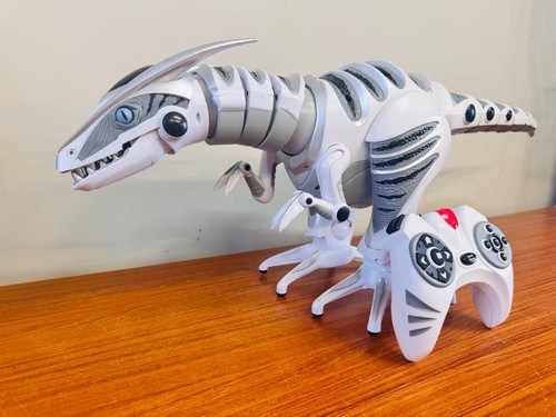 Grande robot dinosauro