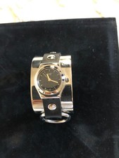 Orologio da donna Swatch con bracciale rigido in acciaio e inserti in cuoio