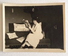 fotografia 1920, Padova, donna sul divano