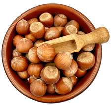 Nocciole intere crude in