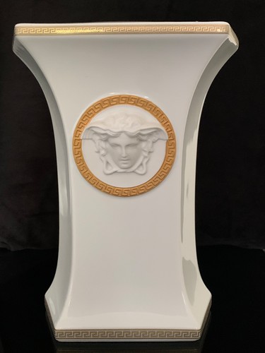 Versace fuori produzione per
