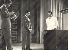 Mike Bongiorno conduce Lascia