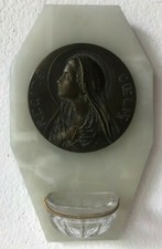 Antica acquasantiera con