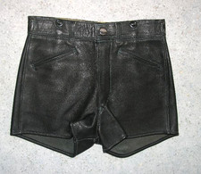 Pantaloni corti in pelle per