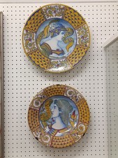 Rubboli Gualdo Tadino - Coppia di Piatti da Parata o Pompa Matrimoniale Maiolica