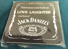 Sottobicchiere magnetico Joy Up "This House Runs on Love Laughter Lots of Jack Daniel's"