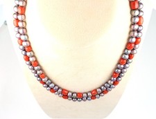 Collana con perle e coralli.