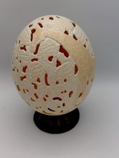 Arte popolare vintage arte uovo di struzzo arte giraffa intagliata dettaglio intricato 7 1/2 x 5"