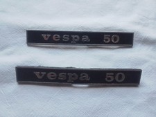 2 TARGHETTE VESPA 50 SCRITTA STEMMA SCUDO ANTERIORE