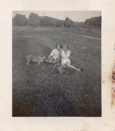1949 belle donne sedute erba