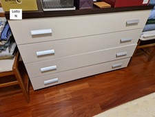 Cassettiera moderna con 4 cassetti struttura chiara e piano in legno scuro