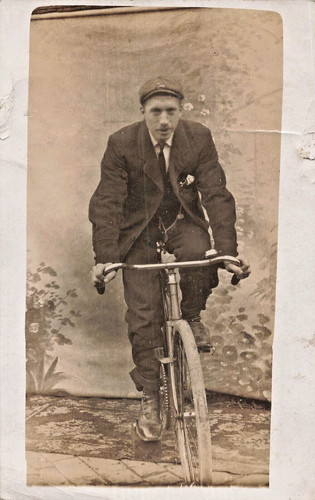 Proud giovane man - giovane, su