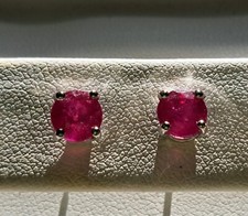 Orecchini in oro bianco 18 carati con rubini naturali 2.50 carati