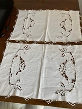 COPPIA DI CENTRINI RICAMATI A MANO