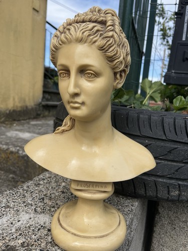 Statua che raffigura busto - che,