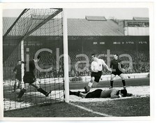 1956 LONDON FOOTBALL U23 - ENGLAND-ITALY 5-1 Bobby AYRE in the penalty area 