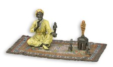 Una scultura in bronzo raffigurante un venditore di statuine replica design retr