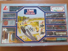 Grande scatola lima contenente treno merci  italiano