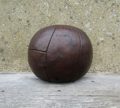 Ancien ballon cuir - en, medicine