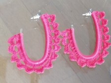 orecchini artigianali realizzati all'uncinetto con filo di cotone