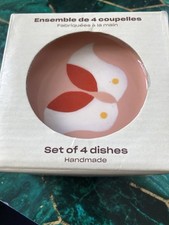 Set di quattro piccoli piatti interamente decorati a mano con scatola