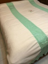 Antico copriletto matrimoniale di puro lino con ricamo a mano e pizzo uncinetto